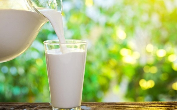 昆州奶业深陷困境 劳动力短缺加剧行业萎缩 50%奶源须外地采购 