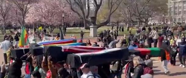 美反战人士白宫外“抬棺抗议”：对美国无休止战争说不！