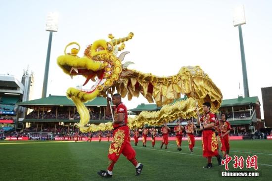 澳大利亚澳式橄榄球比赛上演中国传统飞龙表演