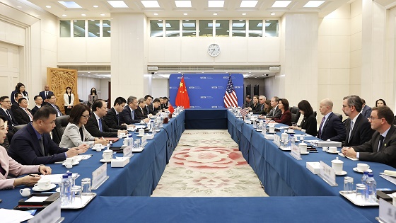 中国商务部部长王文涛与美国商务部长雷蒙多举行会谈