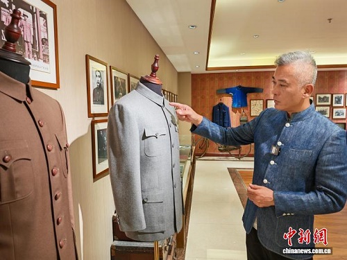 东西问丨百年中山装何以穿出“国潮”新生？