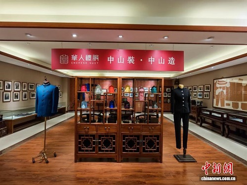 东西问丨百年中山装何以穿出“国潮”新生？